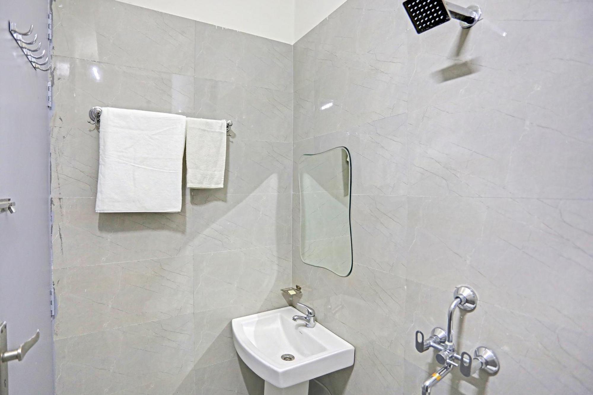 Hotel Super Townhouse Cloud Bay, Near Genpact, Sector-69, Gurgaon Exterior foto